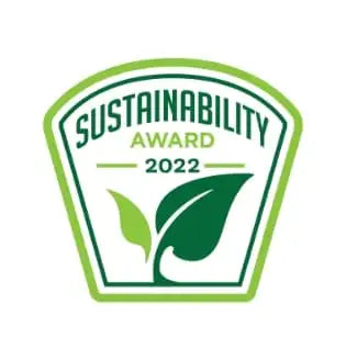 Grünes und weißes schildförmiges Emblem mit dem Text „sustainability award 2022“ sowie einem stilisierten Blattdesign.