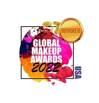 Der lebendige, abstrakte Farbspritzer aus pink und orange, inspiriert von Make-up, bildet den Hintergrund für einen markanten schwarzen Text, der „global makeup awards 2022“ ankündigt, mit einem goldfarbenen Auszeichnungssiegel.