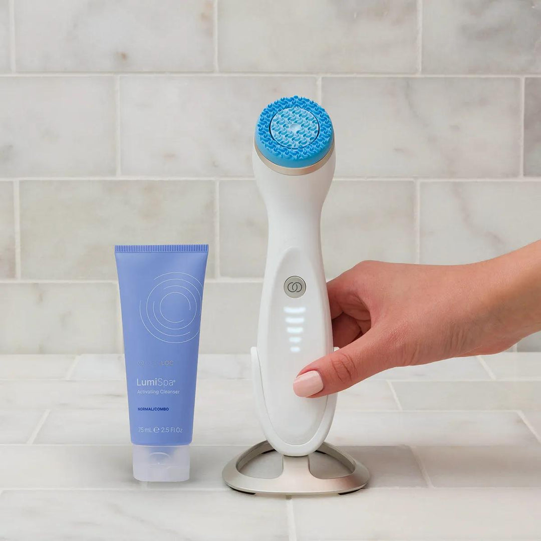 LumiSpa iO Gerät und Activating Cleanser für normale bis Mischhaut in der blauen Tube im Badezimmer