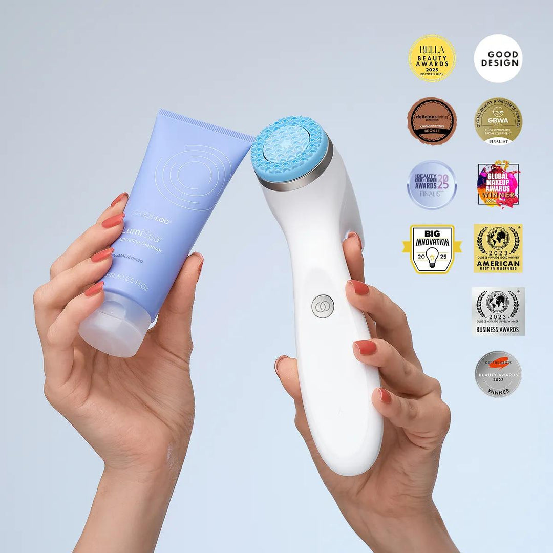 LumiSpa iO Gerät und Activating Cleanser für normale bis Mischhaut in der blauen Tube, in der Hand gehalten