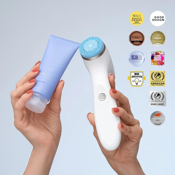LumiSpa iO Gerät und Activating Cleanser für normale bis Mischhaut in der blauen Tube, in der Hand gehalten