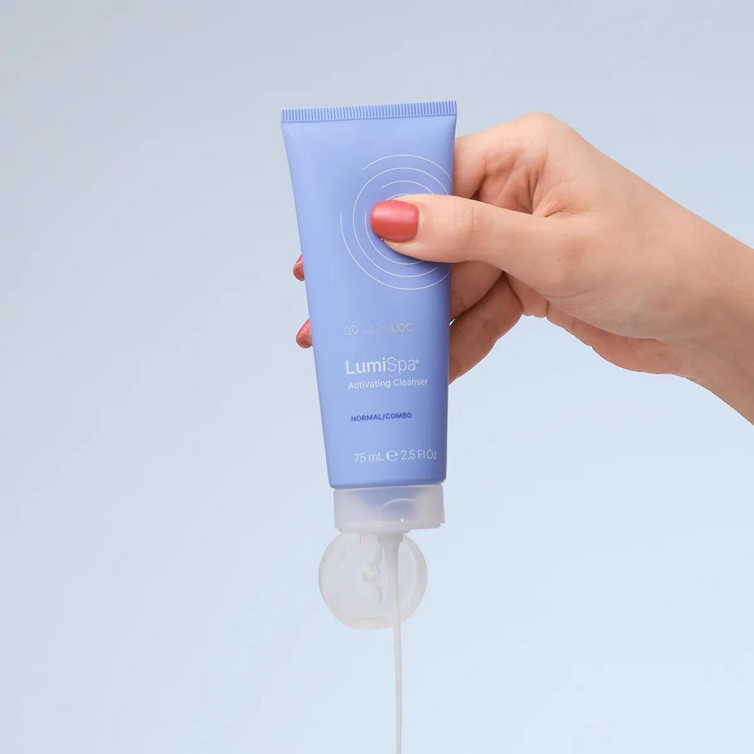 ageLOC LumiSpa Activating Cleanser für normale bis Mischhaut: blaue Tube in der Hand