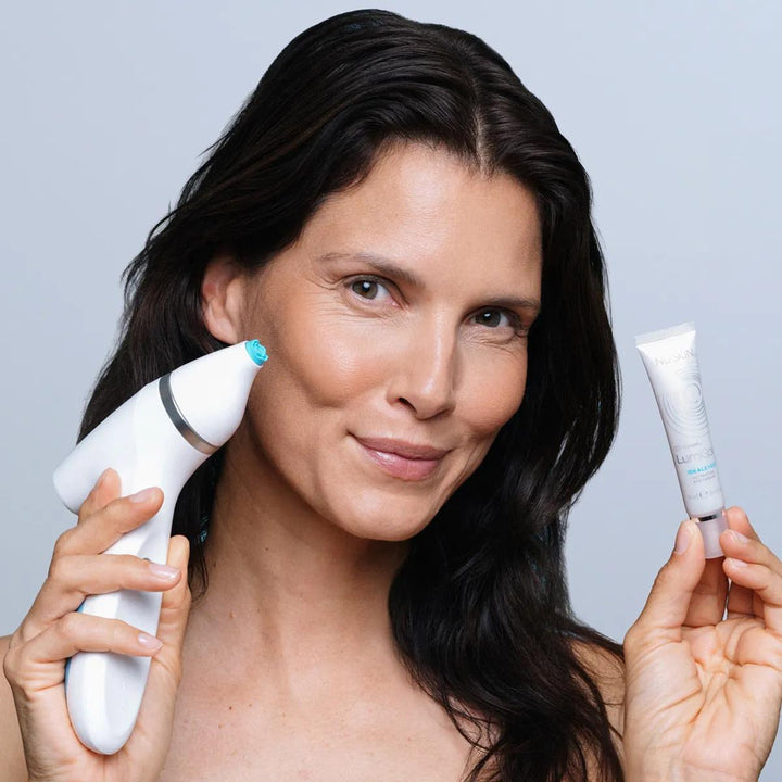 Augenpflege mit dem LumiSpa iO Accent Head und ageLOC LumiSpa IdealEyes