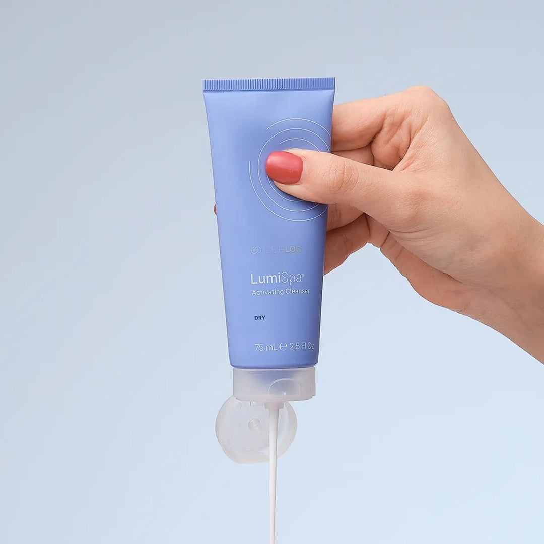 ageLOC LumiSpa Activating Cleanser für trockene Haut: blaue Tube in der Hand