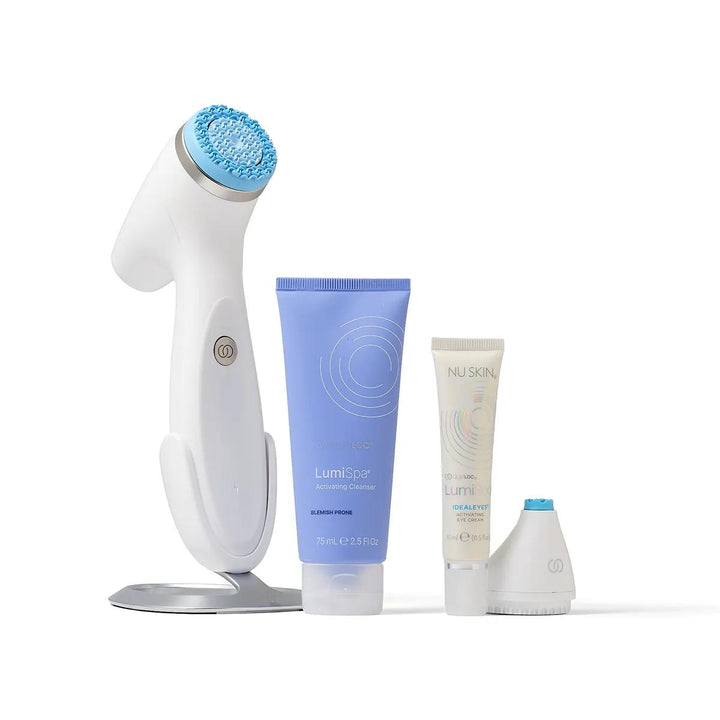 LumiSpa iO Skincare Kit für zu Unreinheiten neigende Haut: Gerät mit Station, Accent Head, IdealEyes und Activating Cleanser in der blauen Tube