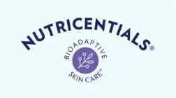 Nahrungsergänzungsmittel-Brand-Logo mit dem Text „nutrice ntials“ in einer geschwungenen, dunkelblauen Serifenschrift sowie einem violetten kreisförmigen Emblem mit stilisierten Blättern und den darunter platzierten Worten „biodaptive skin care“.