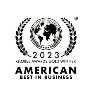 Schwarz-weißes Emblem mit einem Globus, der von Lorbeerkränzen umschlossen ist, mit dem Text „Globe Awards Gold Winner 2023 American Best in Business“ darunter.