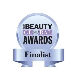 Silbernes rundes Auszeichnungsabzeichen mit dem Text „the beauty global awards 2022“ und einem Bandbanner mit der Aufschrift „finalist.“