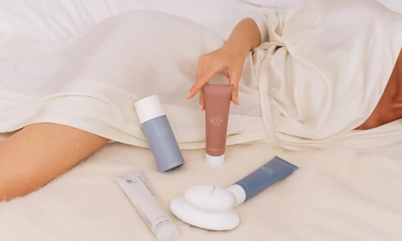 Eine taupefarbene Bodylotion-Tube mit weißem Deckel und minimalistischem Branding.