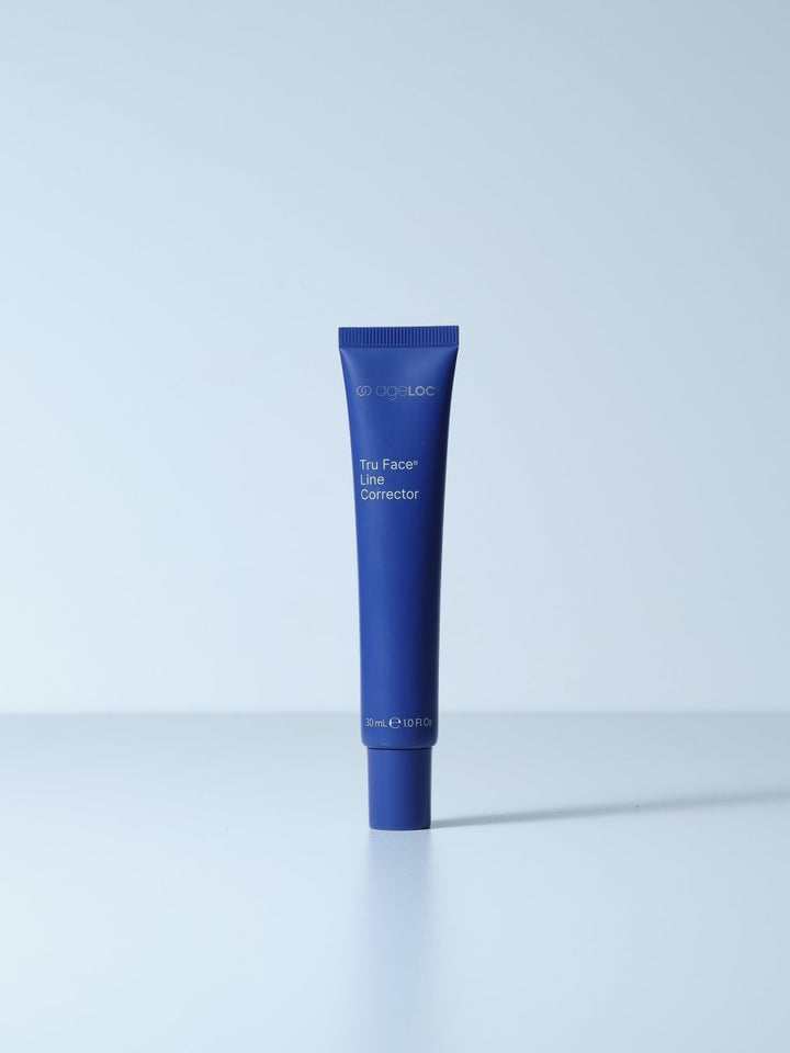 Ein schlauchförmiger, tiefblauer tru face line corrector von rosacea zur gesichtslinienkorrektur