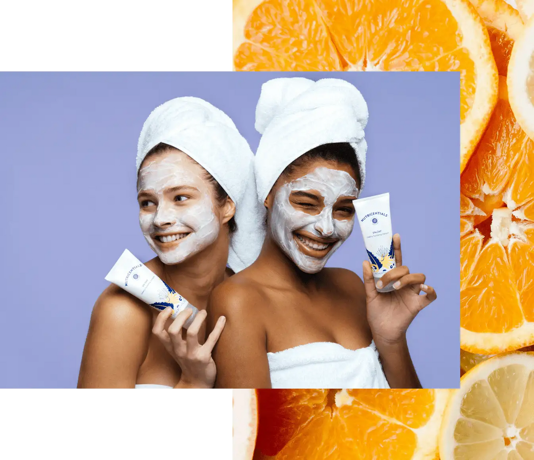 Weiße Tube mit Nourishentials-Gesichtsmaske mit blauem und gelbem floralen Design